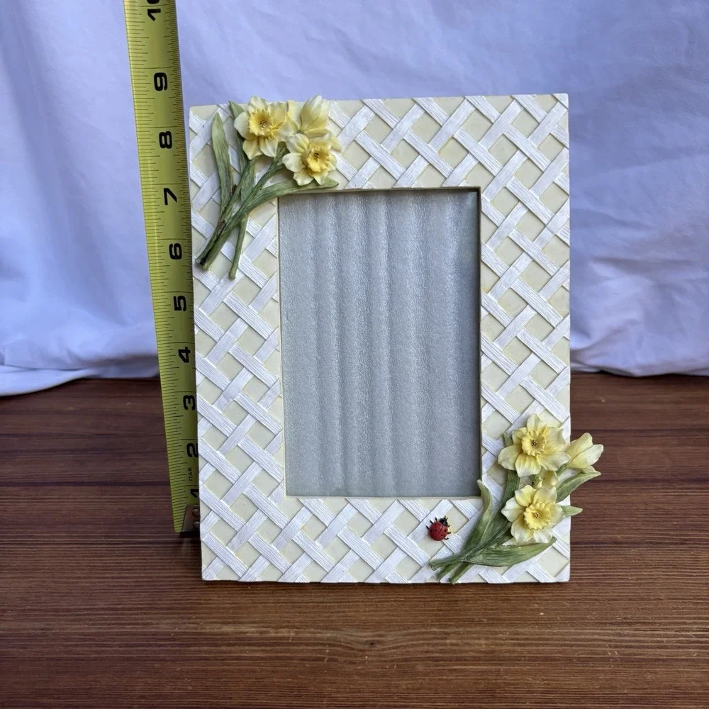 Vintage Floral Picture Frame Daffodils Ladybug Lattice Design Resin 4x6